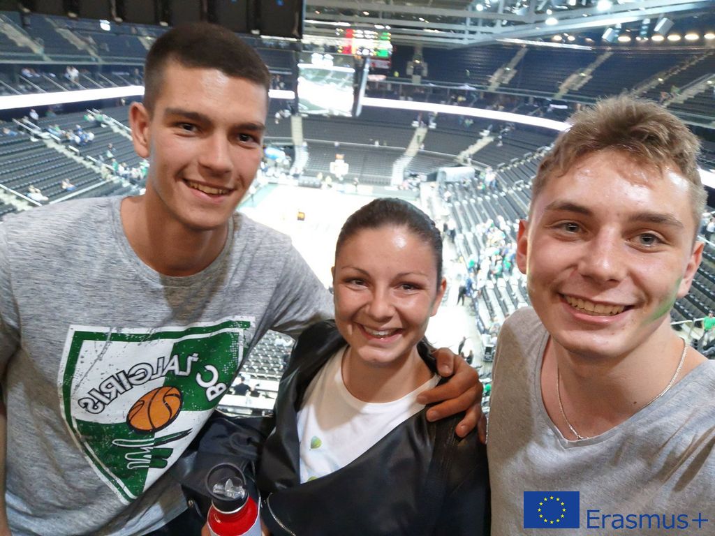 61443626_607888666397799_5192194562658926592_n